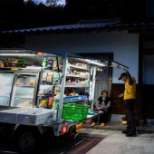 Tiệm tạp hóa lưu động tại thị trấn của những người già