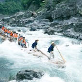 Trải nghiệm "tàu lượn tự nhiên" trên những chiếc bè gỗ xuôi dòng nước xiết