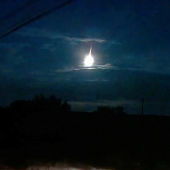 Vật thể lạ phát sáng trên bầu trời đêm Nhật Bản