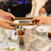 Các quán ăn tại Nhật “tiến thoái lưỡng nan” vì văn hóa tip