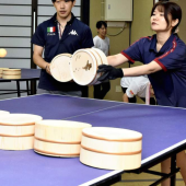 Chơi bóng bàn bằng xô gỗ, bạn đã thử chưa?