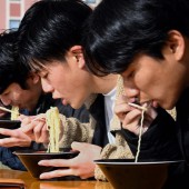 Cánh mày râu xứ Phù Tang “ế” do mê mì ramen?
