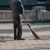 Kiếm hơn 5 tỷ mỗi năm, người đàn ông Nhật vẫn làm lao công