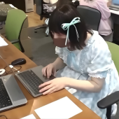 Mệt mỏi vì kì vọng của gia đình, cựu sinh viên Toudai giả gái để livestream