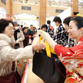 Hatsu-uri: Mùa mua sắm rộn ràng đầu năm mới tại Nhật