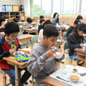 Nhật Bản thống nhất triển khai bữa trưa học đường miễn phí từ năm 2026