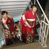 Thanh niên Nhật Bản leo hơn 1.000 bậc thang để ăn mừng Lễ trưởng thành