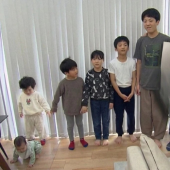 Cậu bé 12 tuổi cầu cứu khi phải chăm nom 5 đứa em nhỏ mỗi ngày