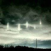 Những cột sáng tựa UFO trên bầu trời Nhật Bản