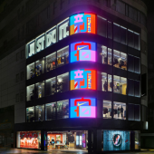 Người đứng sau thiết kế ở cửa hàng Nike Shinjuku là một nhân viên bảo vệ