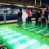 Công nghệ “dẫn đường” mới giúp giảm cảnh chen chúc tại ga tàu Tokyo