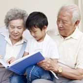 Ngày càng nhiều doanh nghiệp Nhật cho nhân viên nghỉ phép để chăm cháu