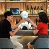 Snack Bar do robot phục vụ tạo cơ hội làm việc từ xa cho người khuyết tật