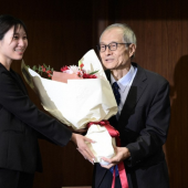 Nhà khoa học Nhật Bản nhận Nobel Hóa học 2026 nhờ nghiên cứu về “2 mặt gương” của cấu trúc phân tử